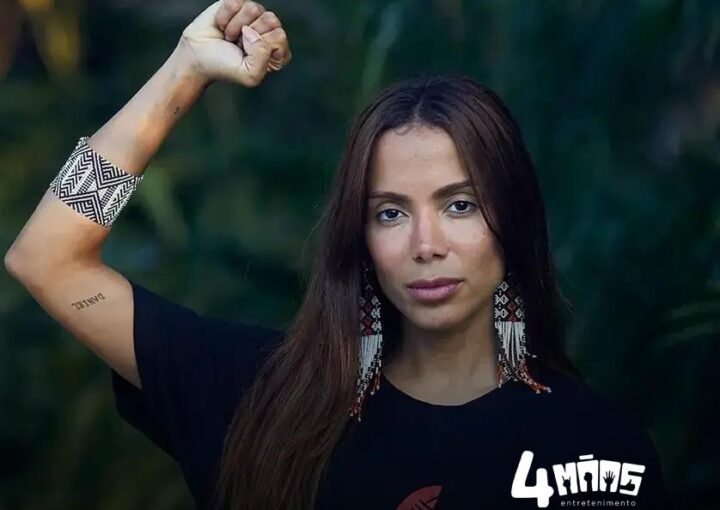 Anitta coanfitria o Prêmio Liberatum em homenagem ao Cacique Raoni
