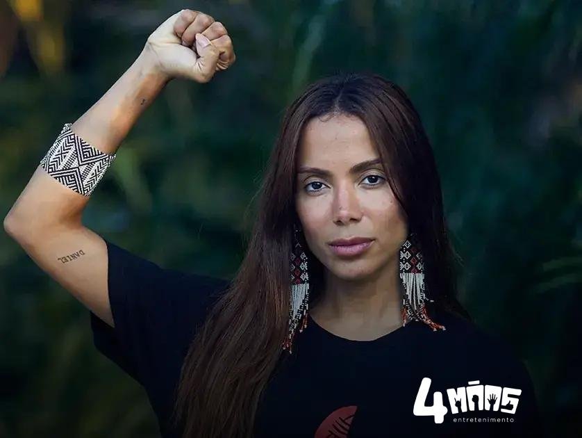 Anitta coanfitria o Prêmio Liberatum em homenagem ao Cacique Raoni