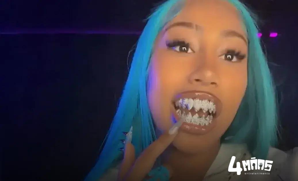 North West exibe grillz cravejado de diamantes usado no Natal