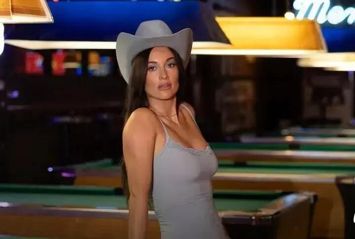 Kacey Musgraves anuncia 'Middle of Nowhere' para maio e lança 'Dry Spell'