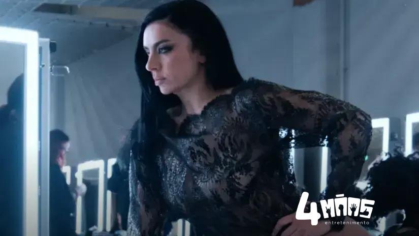 Charli XCX antecipa faixa e reforça fase rock no novo álbum hoje