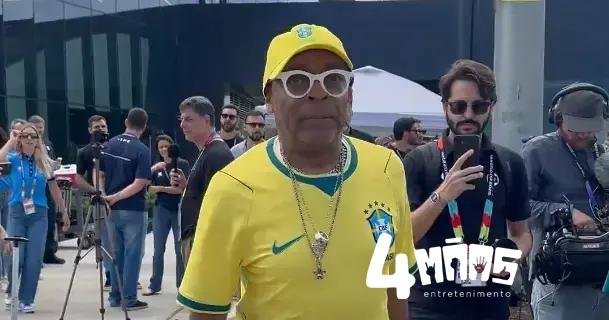 Spike Lee visita treino da Seleção e declara torcida pelo Brasil
